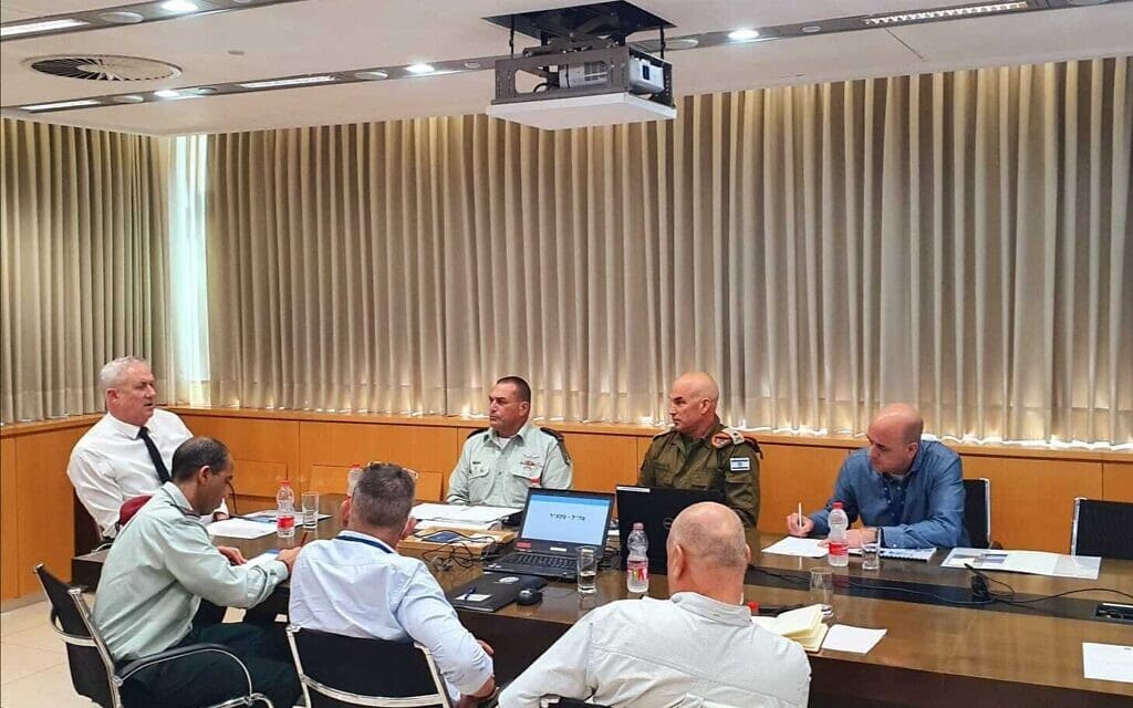 שר הביטחון בני גנץ ובכירים במערכת הביטחון בהערכת מצב, 24 ביוני 2021 שר הביטחון בני גנץ ובכירים במערכת הביטחון בהערכת מצב, 24 ביוני 2021