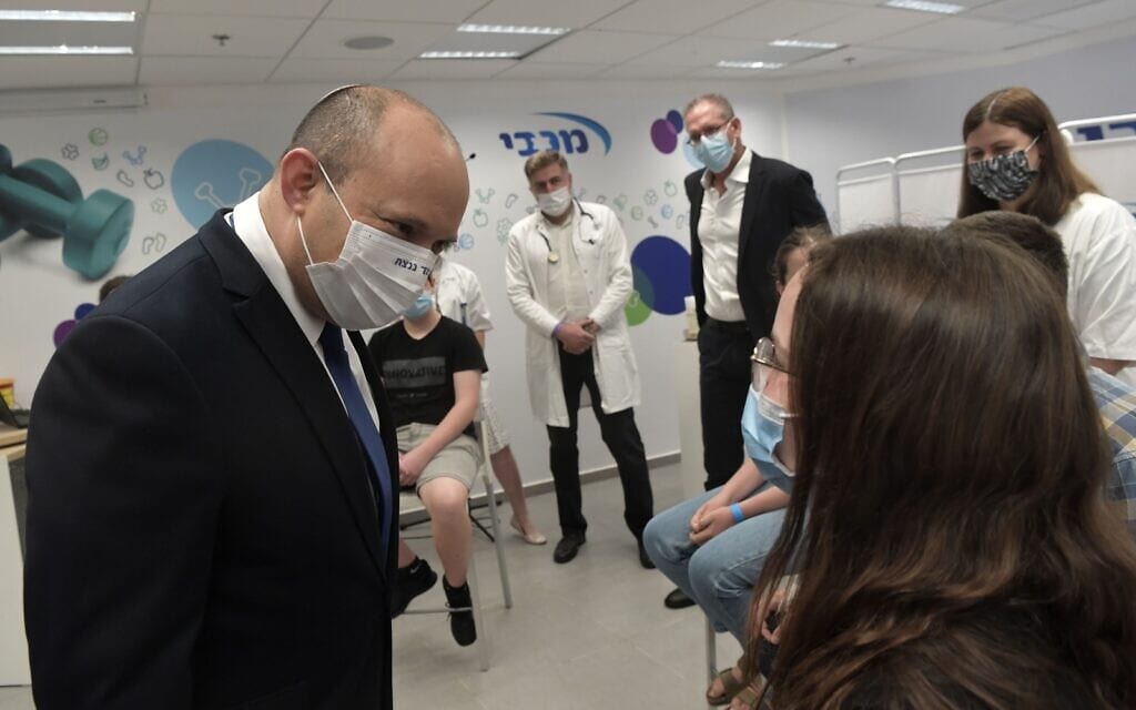ראש הממשלה נפתלי בנט במתחם חיסונים של מכבי, 29.6.2021 (צילום: קובי גדעון/לע"מ) ראש הממשלה נפתלי בנט במתחם חיסונים של מכבי, 29.6.2021 (צילום: קובי גדעון/לע"מ)
