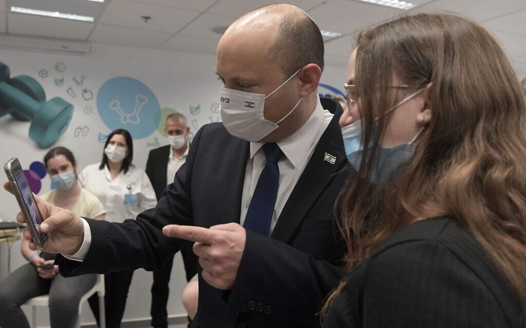 ראש הממשלה נפתלי בנט במתחם חיסונים של מכבי, 29.6.2021 (צילום: קובי גדעון/לע"מ) ראש הממשלה נפתלי בנט במתחם חיסונים של מכבי, 29.6.2021 (צילום: קובי גדעון/לע"מ)