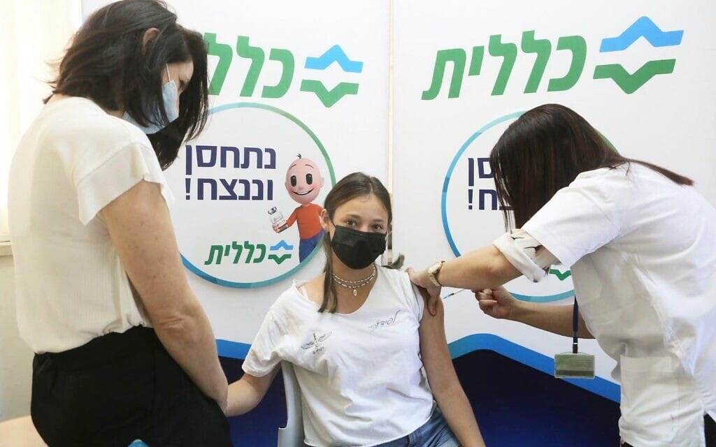 מיכל בנט, בתו של ראש הממשלה, מקבלת חיסון נגד קורונה ברעננה, 29 ביוני 2021 (צילום: נמרוד גליקמן – דוברות כללית, מחוז שרון שומרון) מיכל בנט, בתו של ראש הממשלה, מקבלת חיסון נגד קורונה ברעננה, 29 ביוני 2021 (צילום: נמרוד גליקמן – דוברות כללית, מחוז שרון שומרון)