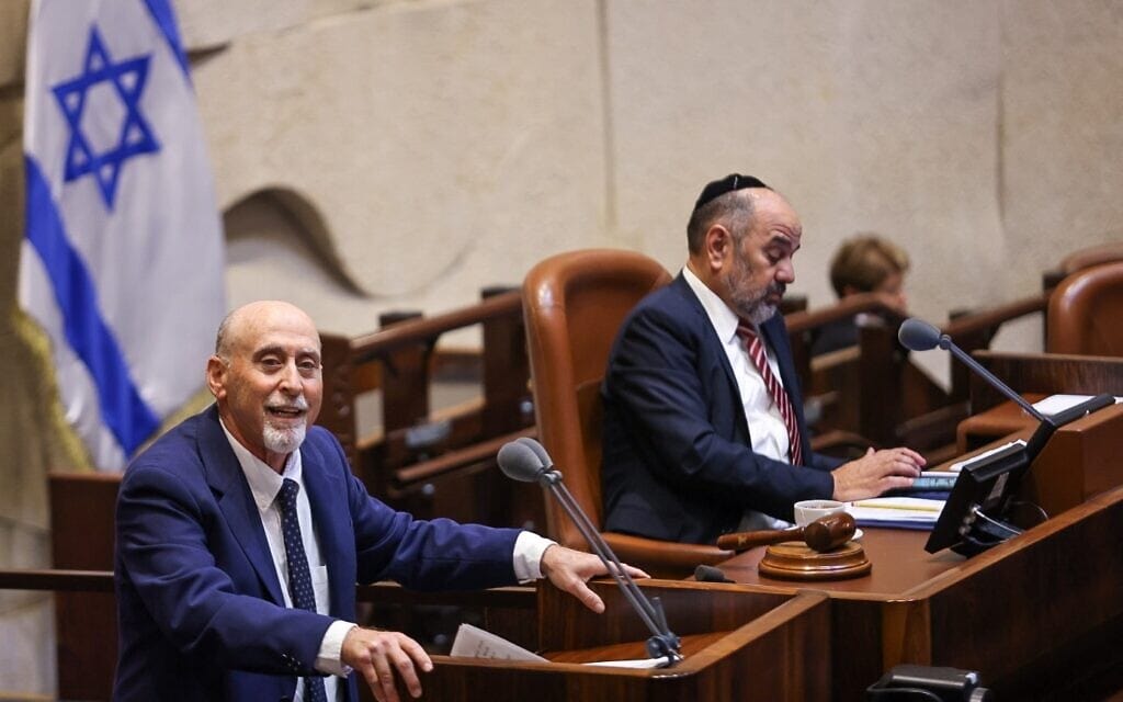 ח"כ אלון טל בנאום בכורה, 30 ביוני 2021 (צילום: דוברות הכנסת / נועם מושקוביץ) ח"כ אלון טל בנאום בכורה, 30 ביוני 2021 (צילום: דוברות הכנסת / נועם מושקוביץ)