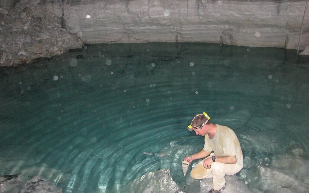 סינון מים בעזרת רשת פלנקטון לצורך אפיון אורגניזמים זעירים (שטרגליים וחד-תאיים) החיים במים במערת איילון (צילום: ויקיפדיה)