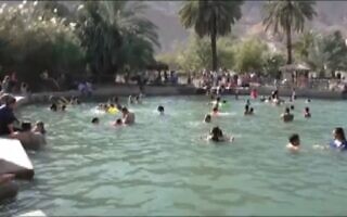 האם תהיה הפרדה מגדרית בשעות וימי רחצה באתרי רשות הטבע והגנים? צילום מסך מסרטון של tsiporam1 האם תהיה הפרדה מגדרית בשעות וימי רחצה באתרי רשות הטבע והגנים? צילום מסך מסרטון של tsiporam1