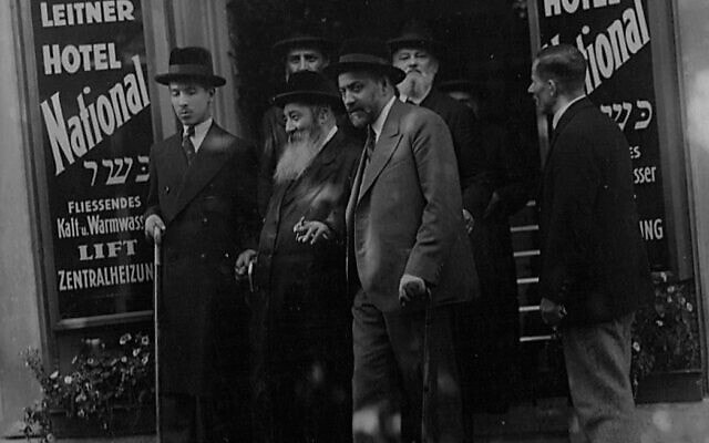 הרבי מוויז&#039;ניץ בכניסה למלון נציונל דייוויד לייטנר במריאנבד, 1920 (צילום: באדיבות דייוויד לייטנר)