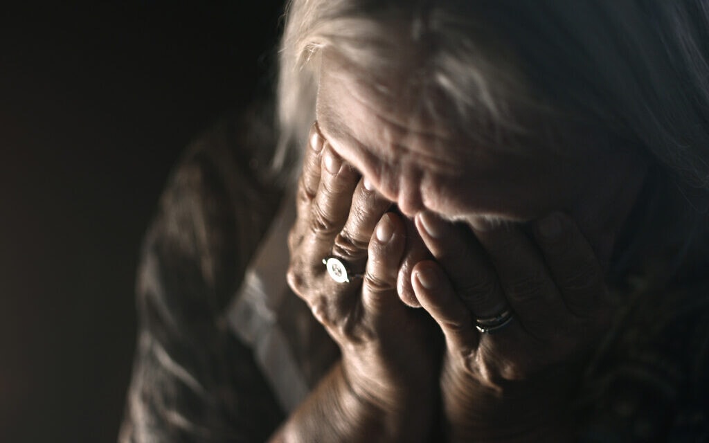 התעללות בקשישים, אילוסטרציה (צילום: iStock / Hartmut Kosig)