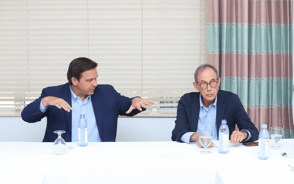 שר התפוצות נחמן שי ומושל פלורידה רון דה סנטיס במיאמי, 27 ביוני 2021 (צילום: משרד החוץ) שר התפוצות נחמן שי ומושל פלורידה רון דה סנטיס במיאמי, 27 ביוני 2021 (צילום: משרד החוץ)