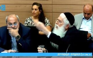 ח"כ מנחם פרוש צועק על יו"ר הוועדה המסדרת עידית סילמן שהשיא ילדה קטנה, צילום מסך מדיוני הוועדה ח"כ מנחם פרוש צועק על יו"ר הוועדה המסדרת עידית סילמן שהשיא ילדה קטנה, צילום מסך מדיוני הוועדה