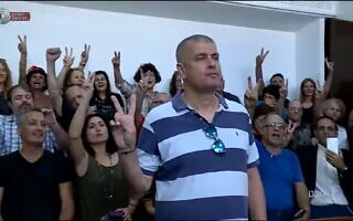 רפי רותם בעת הרשעתו בהעלבת עובד ציבור והטרדה טלפונית (צילום: צילום מסך, "כאן 11") רפי רותם בעת הרשעתו בהעלבת עובד ציבור והטרדה טלפונית (צילום: צילום מסך, "כאן 11")