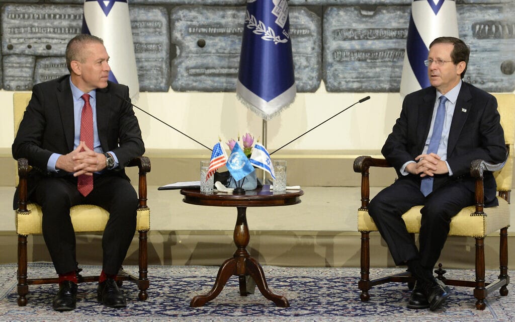 נשיא המדינה יצחק הרצוג, שגריר ישראל לאו"ם גלעד ארדן, 19 ביולי 2021 (צילום: מארק ניימן/ לע״מ) נשיא המדינה יצחק הרצוג, שגריר ישראל לאו"ם גלעד ארדן, 19 ביולי 2021 (צילום: מארק ניימן/ לע״מ)
