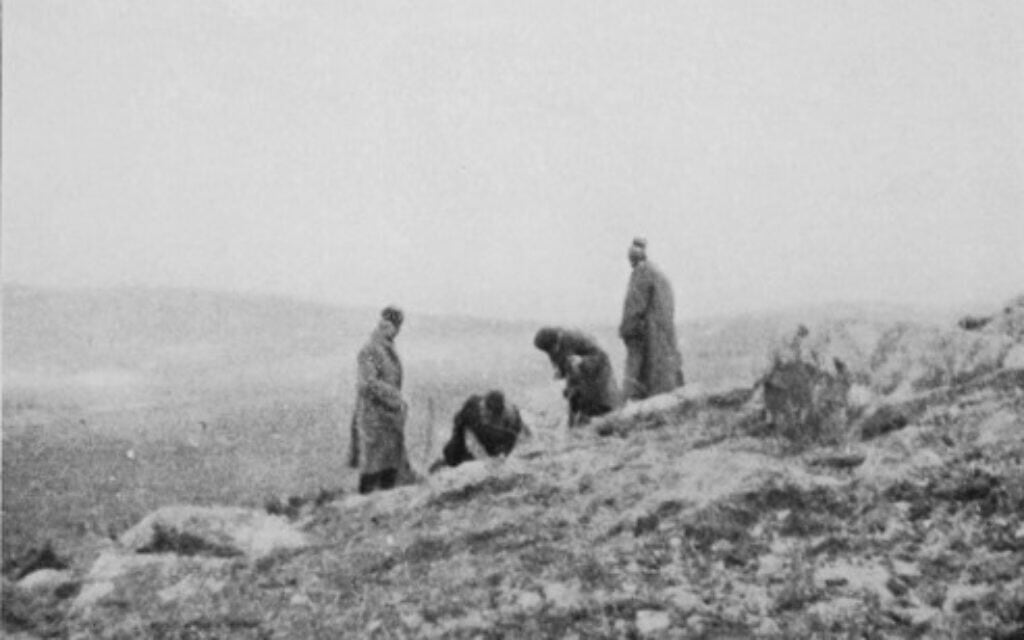 התמונה היחידה ששרדה מהחיפוש אחר הרמז הראשון במסעם של אליאס הנרי ג'ונס וסדריק ווטרס היל; חצ'קון (שני מימין), ג'ונס (שני משמאל) והמפקד של מחנה השבויים יואזגט, קלזים ביי (קיצוני משמאל) (צילום: אליאס הנרי ג'ונס, הדרך לעין-דור, 1919)