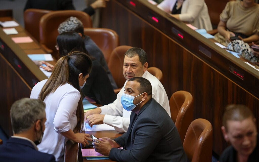 אביר קארה לאחר ההצבעה הכפולה שלו, 1.7.2021 (צילום: דוברות הכנסת -נועם מושקוביץ) אביר קארה לאחר ההצבעה הכפולה שלו, 1.7.2021 (צילום: דוברות הכנסת -נועם מושקוביץ)