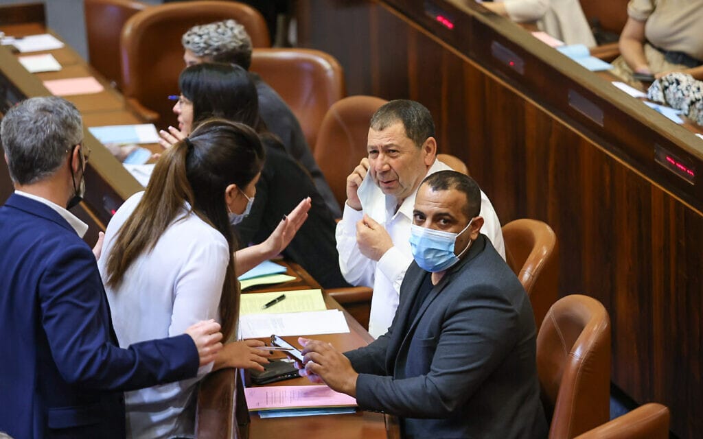 אביר קארה לאחר ההצבעה הכפולה שלו, 1.7.2021 (צילום: דוברות הכנסת -נועם מושקוביץ) אביר קארה לאחר ההצבעה הכפולה שלו, 1.7.2021 (צילום: דוברות הכנסת -נועם מושקוביץ)
