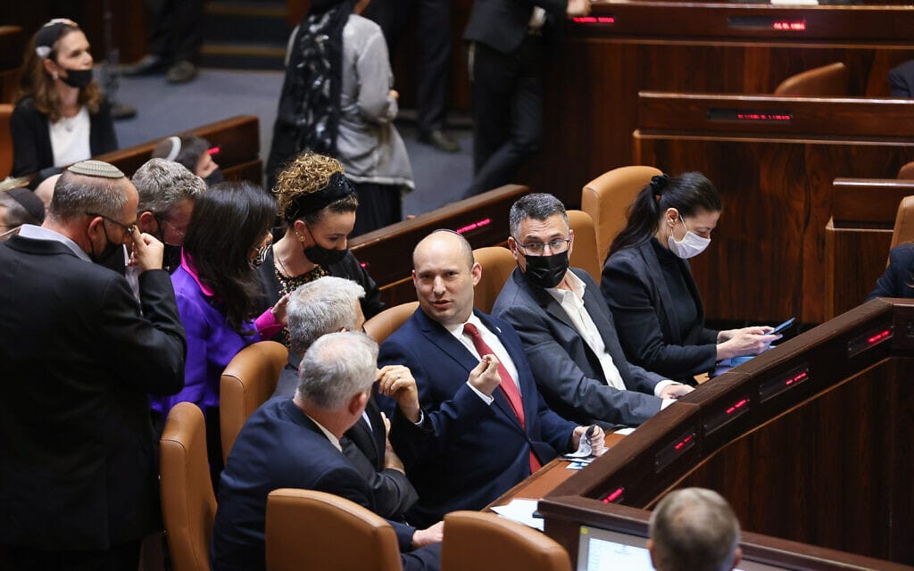 ראשי הקואליציה במליאת הכנסת במהלך מרתון ההצבעות, 6 ביולי 2021 (צילום: נועם מושקוביץ, דוברות הכנסת)