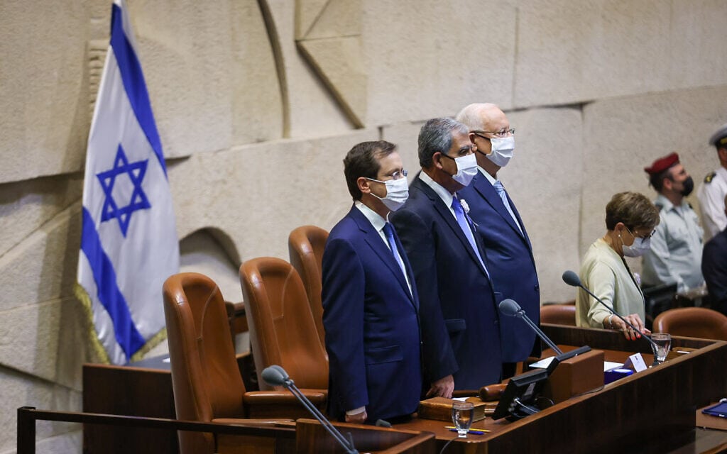 הנשיא ה־11 יצחק הרצוג, הנשיא היוצא ראובן ריבלין ויושב ראש הכנסת מיקי לוי בטקס חילופי הנשיאים, 07 ביולי 2021 (צילום: דוברות הכנסת- נועם מושקוביץ) הנשיא ה־11 יצחק הרצוג, הנשיא היוצא ראובן ריבלין ויושב ראש הכנסת מיקי לוי בטקס חילופי הנשיאים, 07 ביולי 2021 (צילום: דוברות הכנסת- נועם מושקוביץ)