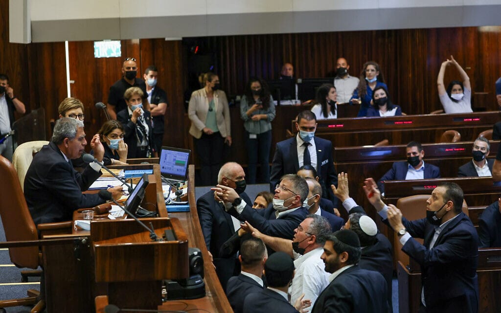 חברי האופוזיציה דורשים מיושב ראש הכנסת מיקי לוי לא לשנות את הצבעתו על חוק הדיינים, 15 ביולי 2021 (צילום: נועם מושקוביץ, דוברות הכנסת)
