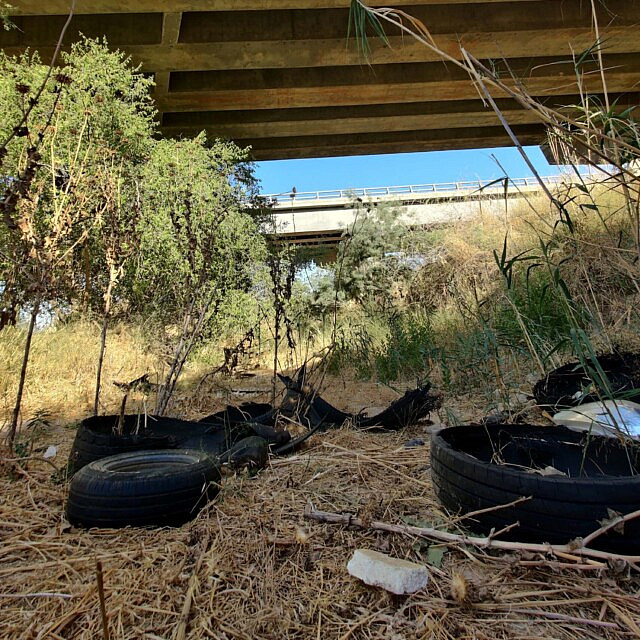 שאריות צמיגים שהושלכו לנחל אדוריים (צילום: יובל דקס)