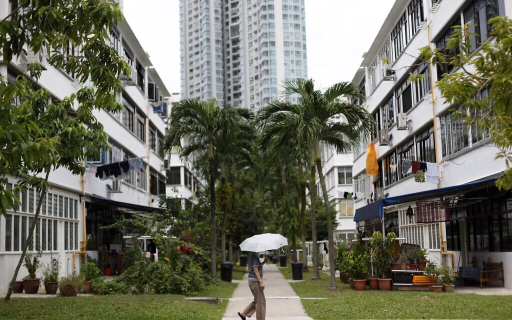 בניין מגורים ישן בסינגפור. יותר מ-80% מהדיור ציבורי (צילום: AP Photo/Wong Maye-E)