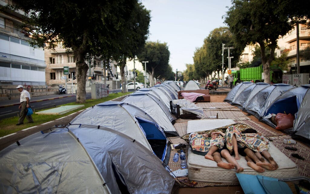 מחאת האוהלים בשדרות רוטשילד,18 ביולי 2011 (צילום: AP Photo/Oded Balilty)