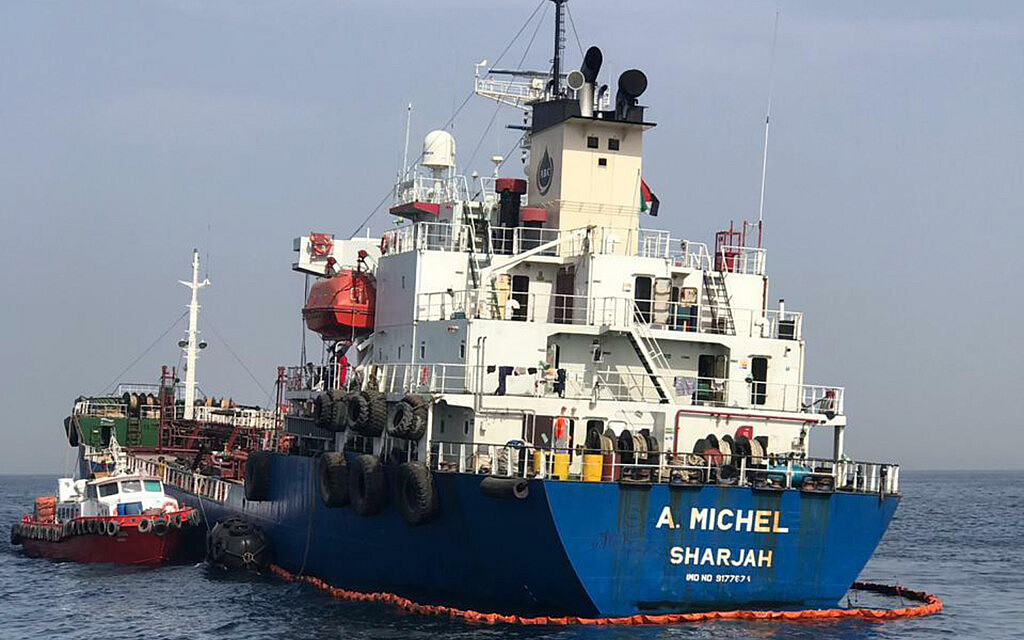מכלית הנפט עם דגל האמירויות A Michel, ב-13 במאי 2019, אחת מארבע אוניות שנפגעו במתקפת &quot;חבלה&quot; ליד חוף איחוד האמירויות הערביות (צילום: United Arab Emirates National Media Council via AP)