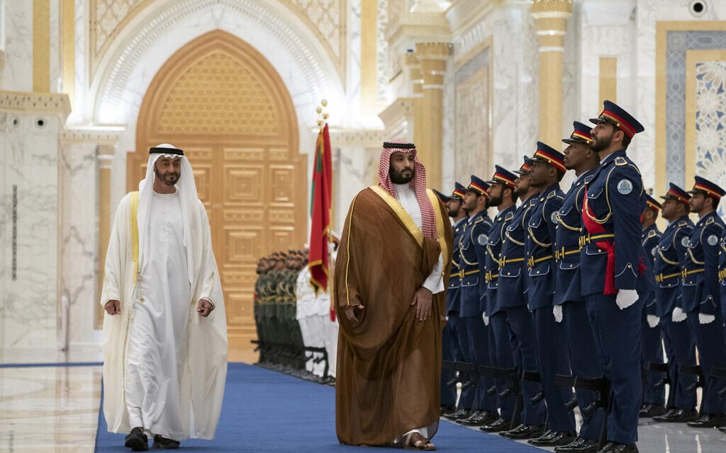 יורש העצר הסעודי מוחמד בן סלמאן לצד יורש העצר האמירתי מוחמד בן זאיד, בעת ביקור באבו דאבי בנובמבר 2019 (צילום: Eissa Al Hammadi /Ministry of Presidential Affairs via AP)