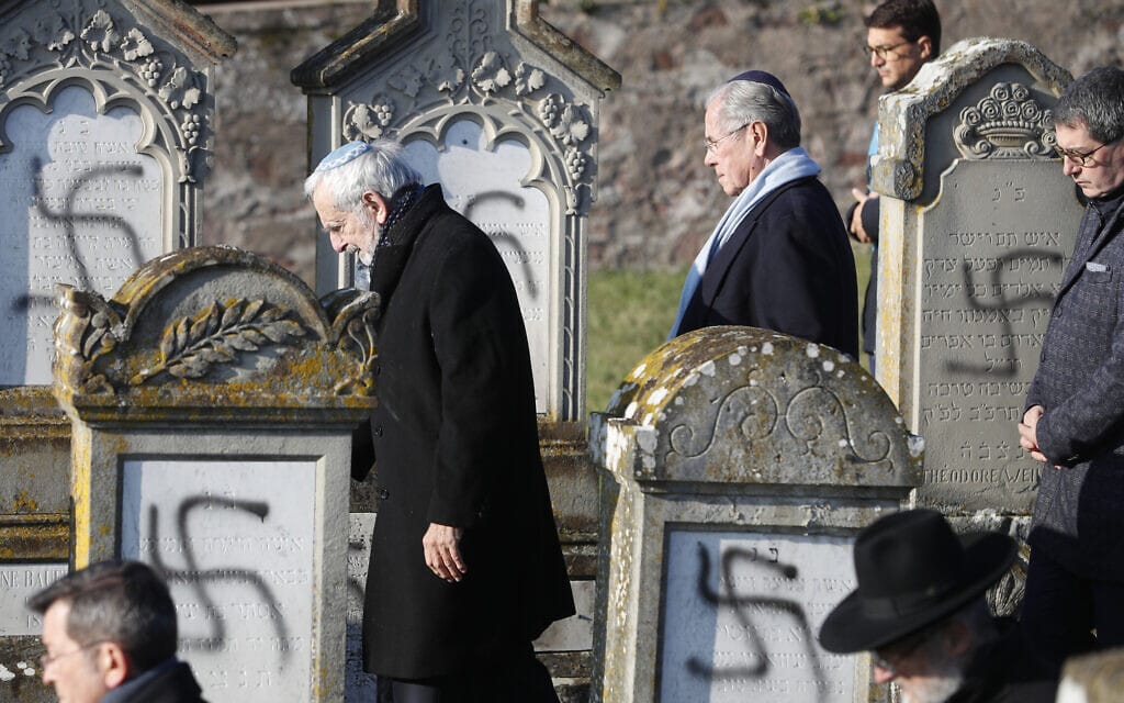 בית קברות יהודי חולל עם ציורים של צלבי קרס, צרפת, דצמבר 2019 (צילום: AP Photo/Jean-Francois Badias)