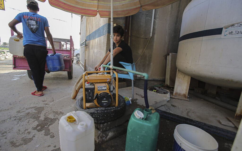 רוכל בבצרה מוכר מים לשתייה, יולי 2020 (צילום: AP Photo/Nabil al-Jurani)