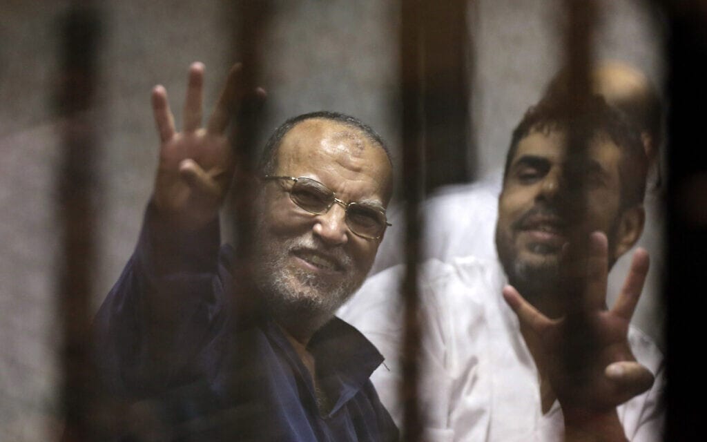 נשיא מצרים לשעבר מוחמד מורסי בכלא, אוגוסט 2013 (צילום: AP Photo/Amr Nabil)