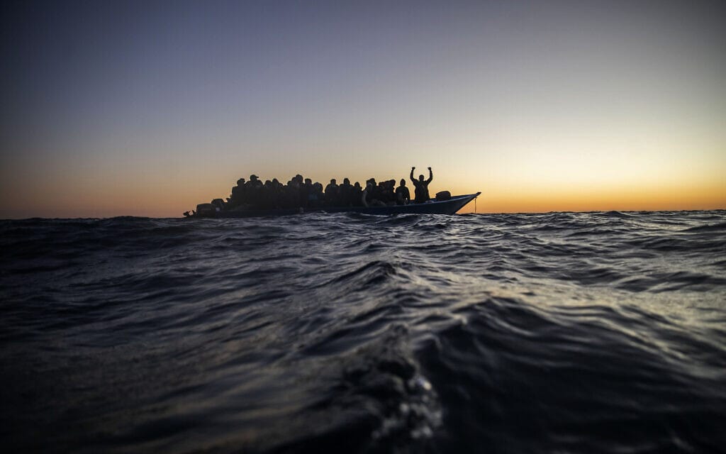 פליטים מצפון אפריקה בסירת עץ מחכים לסיוע מאירופה, 12 בפברואר 2021 (צילום: AP Photo/Bruno Thevenin)