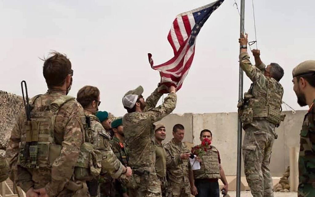 כוחות ארה"ב מפנים את אחד הבסיסים באפגניסטן, 2 במאי 2021 (צילום: Afghan Ministry of Defense Press Office via AP)