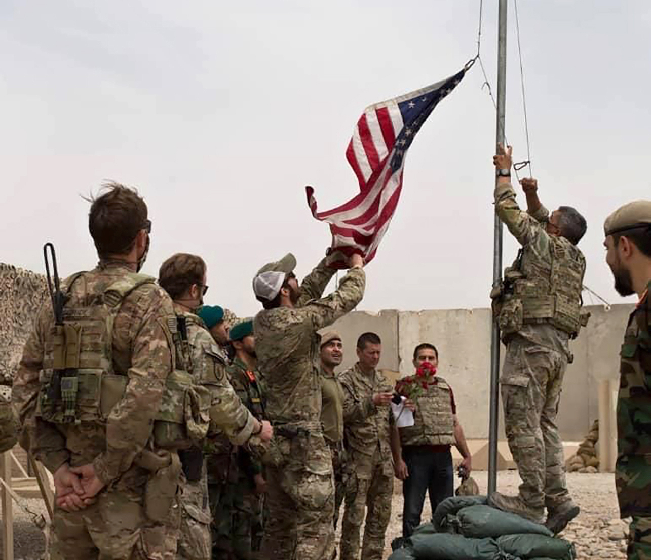 כוחות ארה&quot;ב מפנים את אחד הבסיסים באפגניסטן, 2 במאי 2021 (צילום: Afghan Ministry of Defense Press Office via AP)