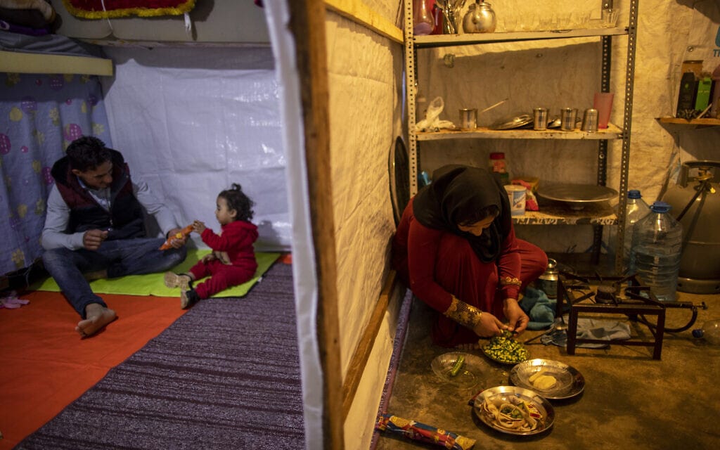 משפחת פליטים סורית במחנה הפליטים בטריפולי, צפון לבנון, 2021 (צילום: AP Photo/Hassan Ammar)