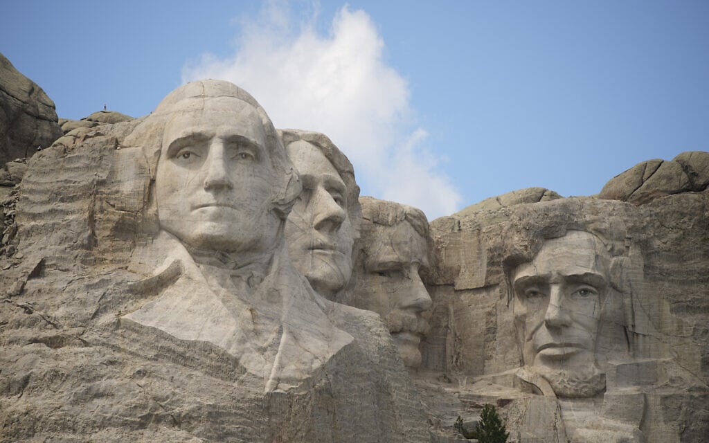 פסגת הר ראשמור. מימין: אברהם לינקולן, תאודור רוזוולט, תומאס ג&#039;פרסון וג&#039;ורג&#039; וושינגטון (צילום: AP Photo/David Zalubowski)
