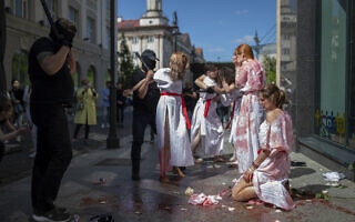 מיצג של אקטיביסטים בלארוסים שבוע אחרי הורדת העיתונאי מתנגד המשטר פרטסביץ' וחברתו מטיסה בכוח. (צילום: AP Photo/Mindaugas Kulbis) מיצג של אקטיביסטים בלארוסים שבוע אחרי הורדת העיתונאי מתנגד המשטר פרטסביץ' וחברתו מטיסה בכוח. (צילום: AP Photo/Mindaugas Kulbis)