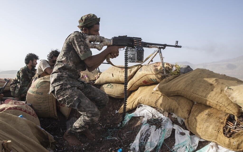 לוחמים הנתמכים על ידי ערב הסעודית בלחימה מול המורדים הח&#039;ותים בתימן, יוני 2021 (צילום: AP Photo/Nariman El-Mofty)
