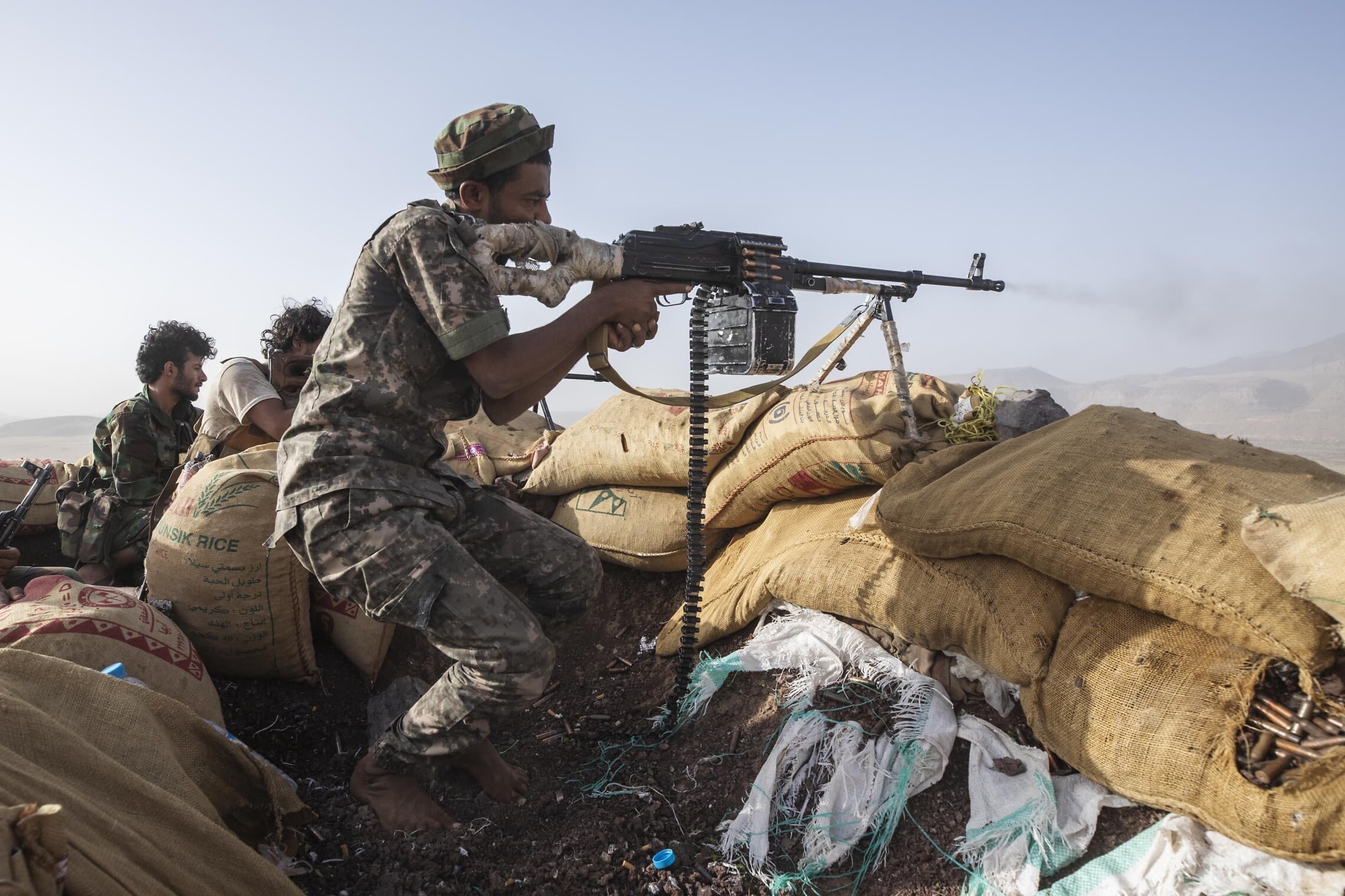 לוחמים הנתמכים על ידי ערב הסעודית בלחימה מול המורדים הח&#039;ותים בתימן, יוני 2021 (צילום: AP Photo/Nariman El-Mofty)