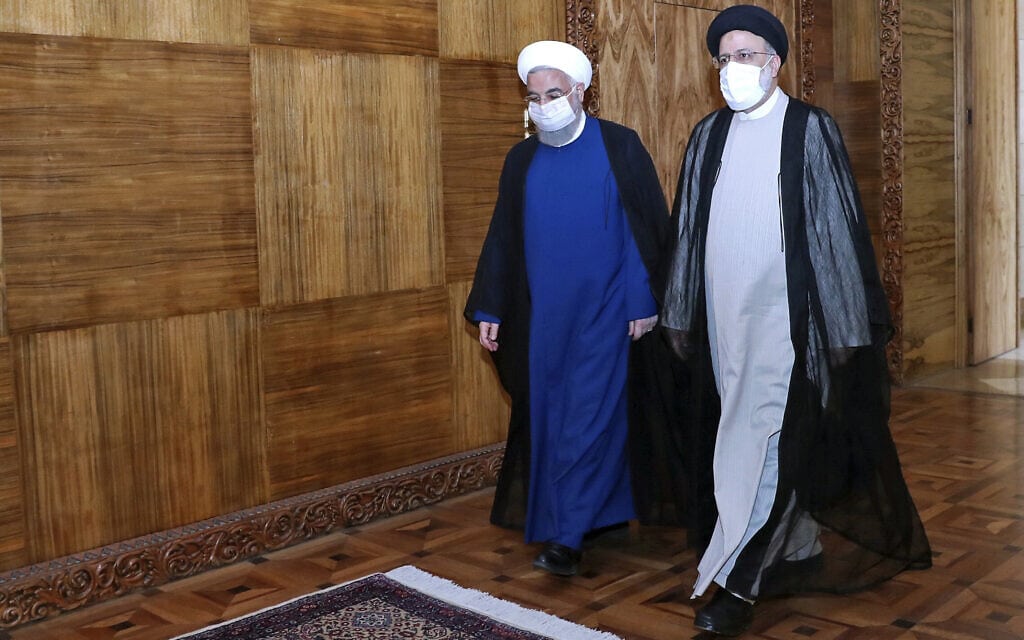 איברהים ראיסי, מימין, וחסן רוחאני ב-23 ביוני 2021 (צילום: Iranian Presidency Office via AP)