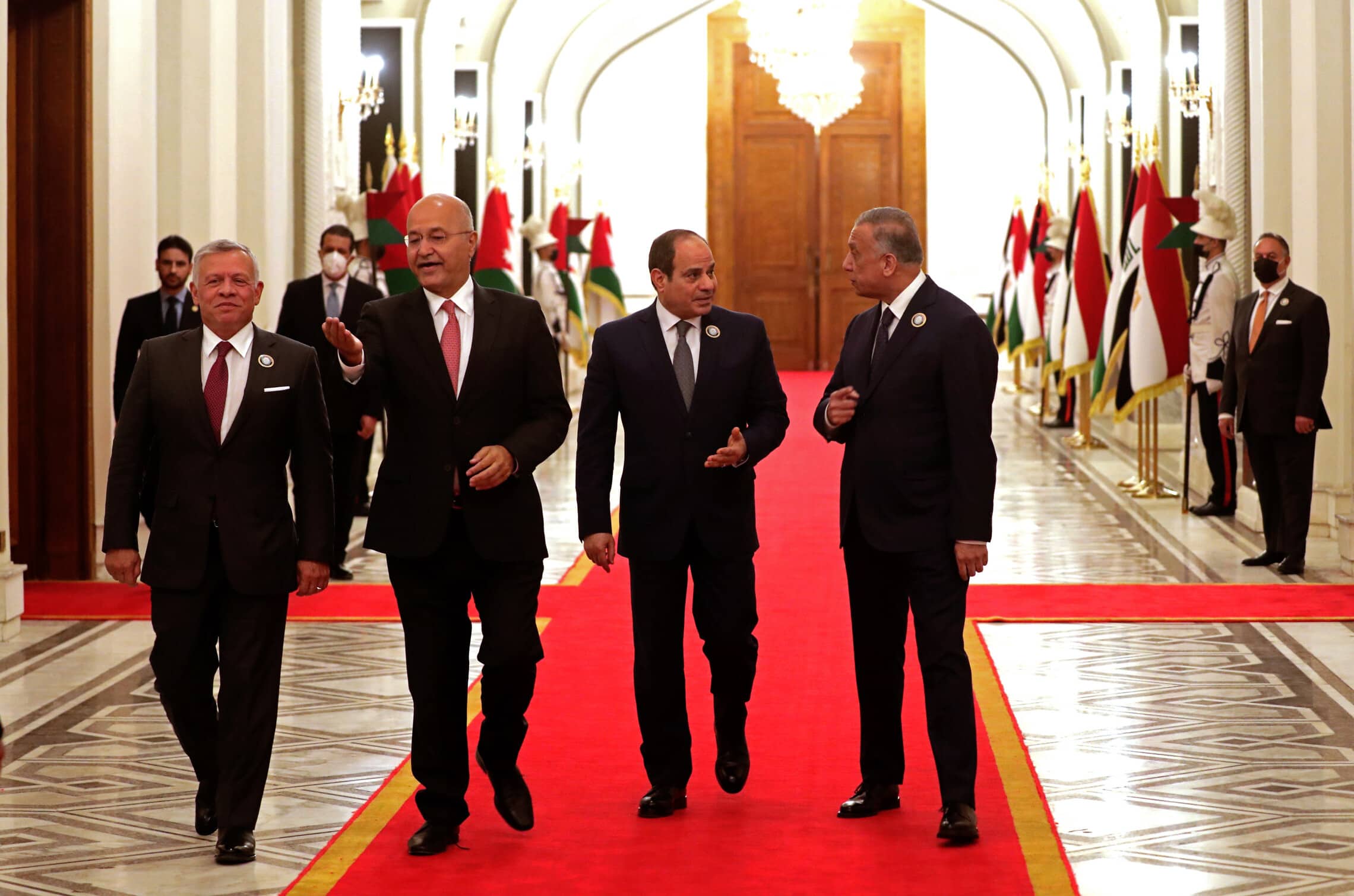 מימין: ראש ממשלת עיראק מוסטפא אל-כאזמי, נשיא מצרים עבד אל-פתאח א-סיסי, נשיא עיראק ברהם צאלח ועבדאללה מלך ירדן, 27 ביוני 2021 (צילום: AP Photo/Khalid Mohammed)