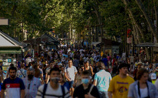 שדרת לה רמבלה במרכז ברצלונה, מוצלת על ידי עצים גדולים משני צדדיה (צילום: AP Photo/Joan Mateu) שדרת לה רמבלה במרכז ברצלונה, מוצלת על ידי עצים גדולים משני צדדיה (צילום: AP Photo/Joan Mateu)