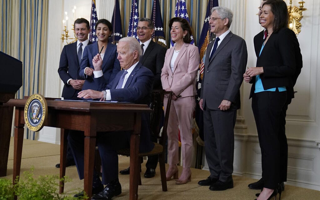 ג&#039;ו ביידן חותם בבית הלבן על צו נשיאותי לקידום תחרות בכלכלה, 9 ביולי 2021 (צילום: AP Photo/Evan Vucci)