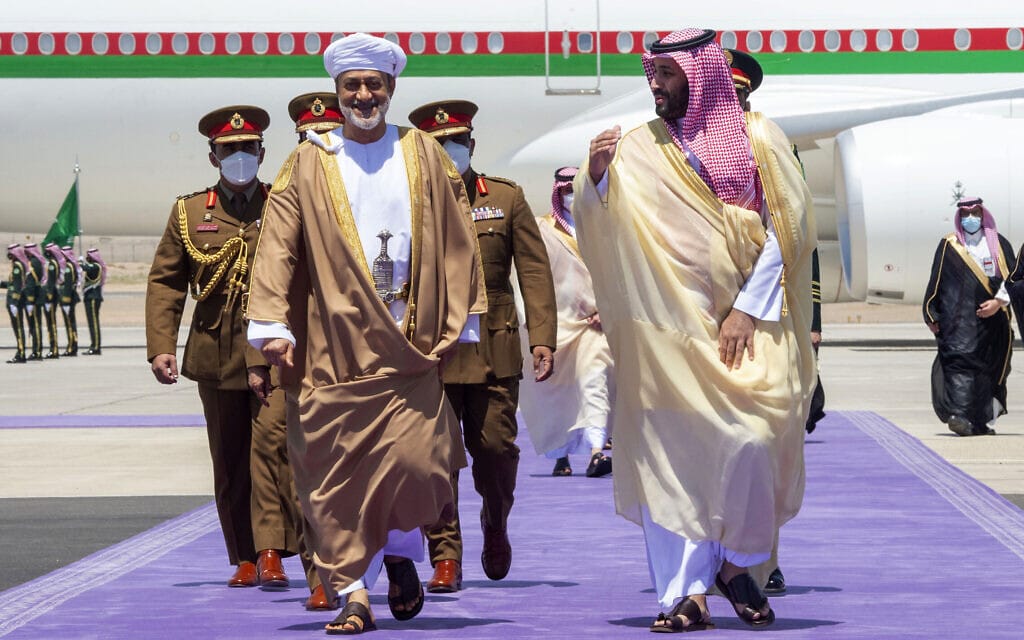 יורש העצר הסעודי מוחחד בן סלמאן ושליט עומאן היית'ם בן טארק בשדה התעופה ניאום ביי בסעודיה (צילום: Bandar Aljaloud/Saudi Royal Palace via AP)