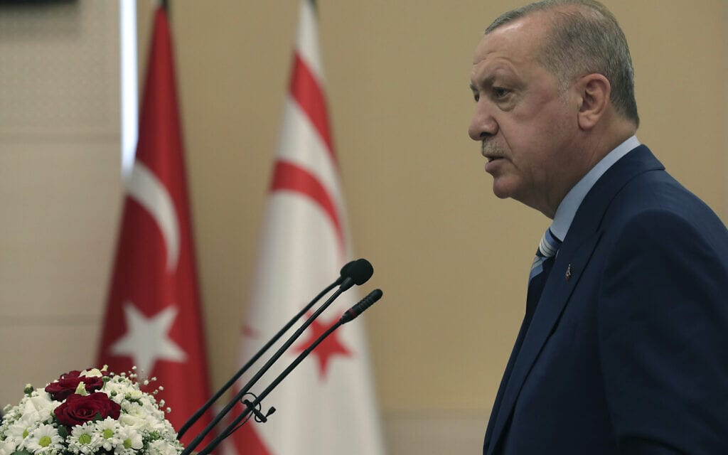 נשיא טורקיה רג'פ טאיפ ארדואן בעת ביקורו בצפון קפריסין, 19 ביולי 2021 (צילום: Turkish Presidency via AP)