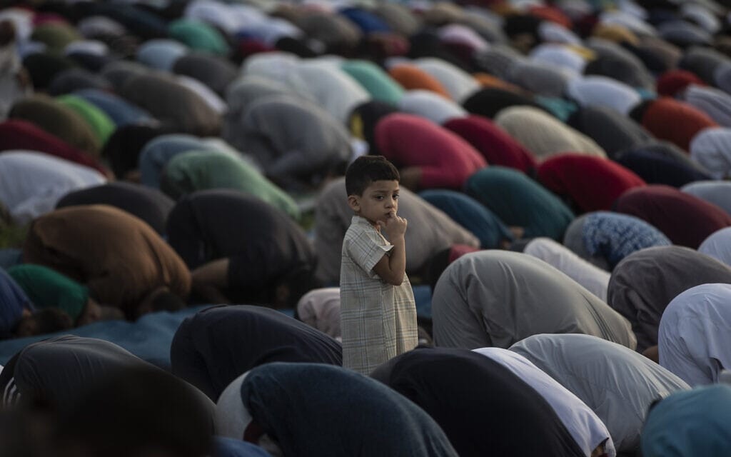 פלסטינים בעזה מתפללים ביומו הראשון של עיד אל-אדחא, 20 ביולי 2021 (צילום: Khalil Hamra, AP)