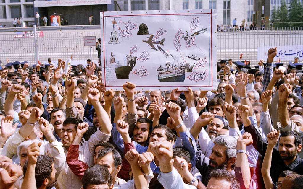 אלפי איראנים צועקים &quot;מוות לאמריקה&quot; בהלווייתם של 76 מהרוגי טיסת אייר איראן 655 שנורתה על ידי האמריקאים ב-3 ביולי 1988 (צילום: AP Photo/CP/Mohammad Sayyad)