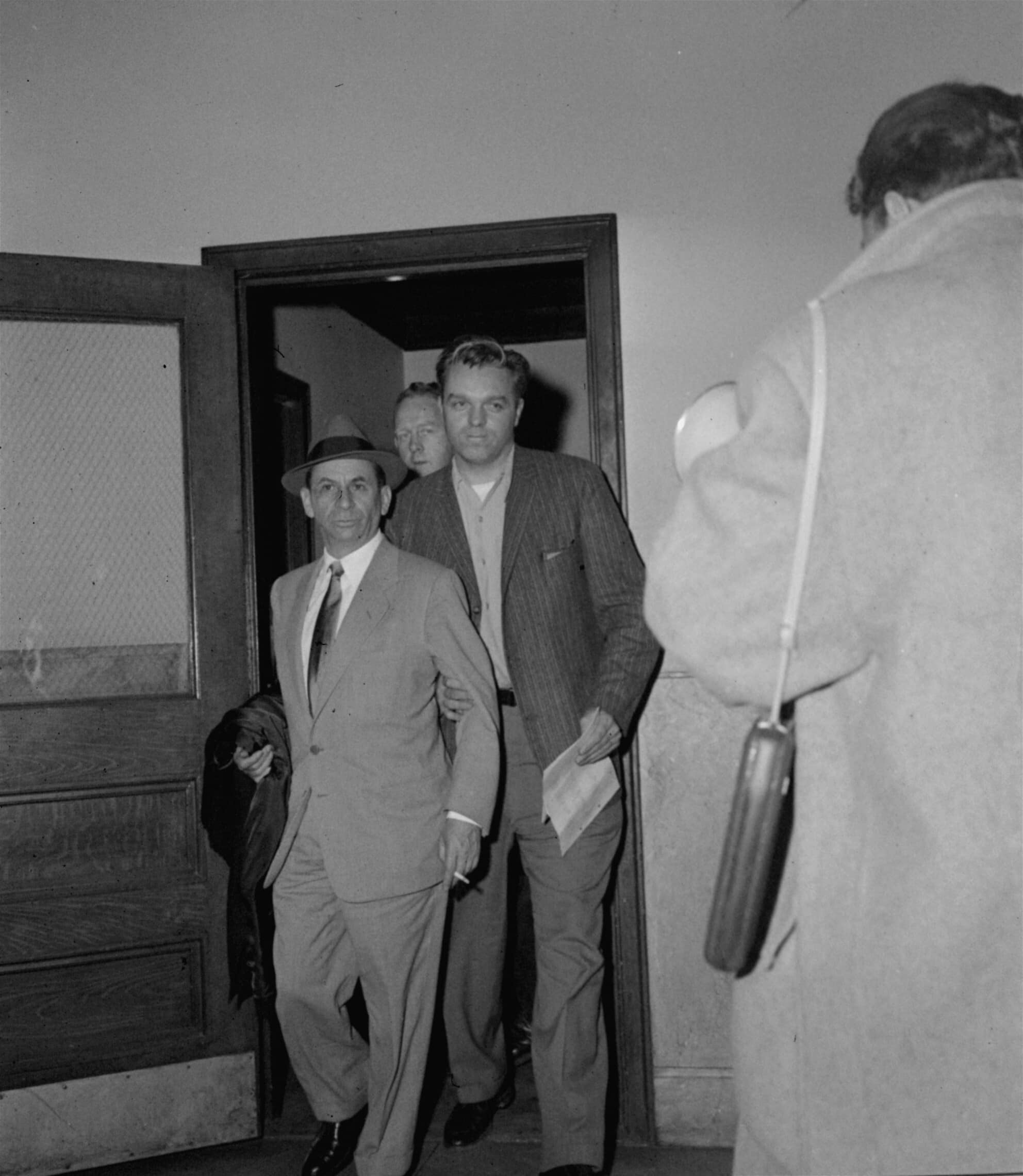 מעצרו של מאיר לנסקי בניו יורק, ב-11 בפברואר 1958 (צילום: AP Photo/Zimmerman)