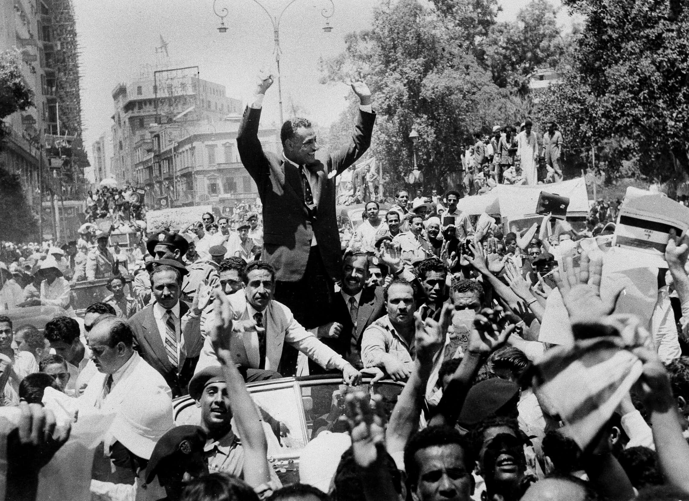 נשיא מצרים גמאל עבד אל נאצר מתקבל בתשואות ברחובות קהיר ב-28 ביולי 1956, בעקבות הכרזתו על הלאמת תעלת סואץ (צילום: AP Photo)