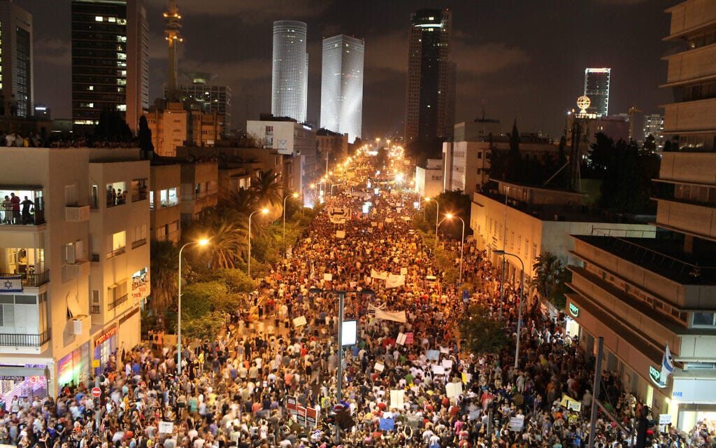 מאות אלפים צועדים ברחוב אבן גבירול בתל אביב, 6 באוגוסט 2011 (צילום: מתניה טאוסיג/פלאש90)
