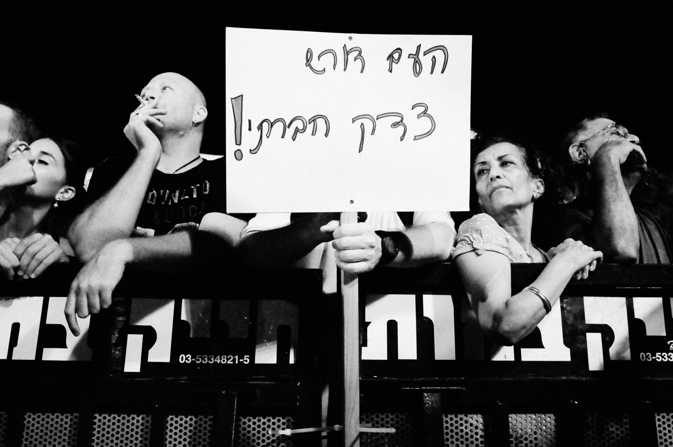 &quot;העם דורש צדק חברתי&quot;: סיסמת המחאה החברתית, מההפגנה בכיכר המדינה בתל אביב ב-3 בספטמבר 2011 (צילום: תומר נויברג/פלאש90)
