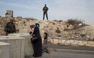 .מחסומי משטרה בכניסה לשכונת עיסאוויה במזרח ירושלים ובדיקות לפלסטינים שרוצים לעבור. 2015 (צילום: Nati Shohat/Flash90) .מחסומי משטרה בכניסה לשכונת עיסאוויה במזרח ירושלים ובדיקות לפלסטינים שרוצים לעבור. 2015 (צילום: Nati Shohat/Flash90)