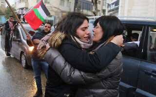 .חברת הפרלמנט הפלסטיני לשעבר וחברת החזית העממית לשחרור פלסטין חלידה ג'ראר אחרי שיחרורה ממעצר של 20 חודשים ברמאללה ב-2019, מתחבקת עם בתה סוהא, שנפטרה במפתיע בגיל 30 (צילום: STR/Flash90) .חברת הפרלמנט הפלסטיני לשעבר וחברת החזית העממית לשחרור פלסטין חלידה ג'ראר אחרי שיחרורה ממעצר של 20 חודשים ברמאללה ב-2019, מתחבקת עם בתה סוהא, שנפטרה במפתיע בגיל 30 (צילום: STR/Flash90)