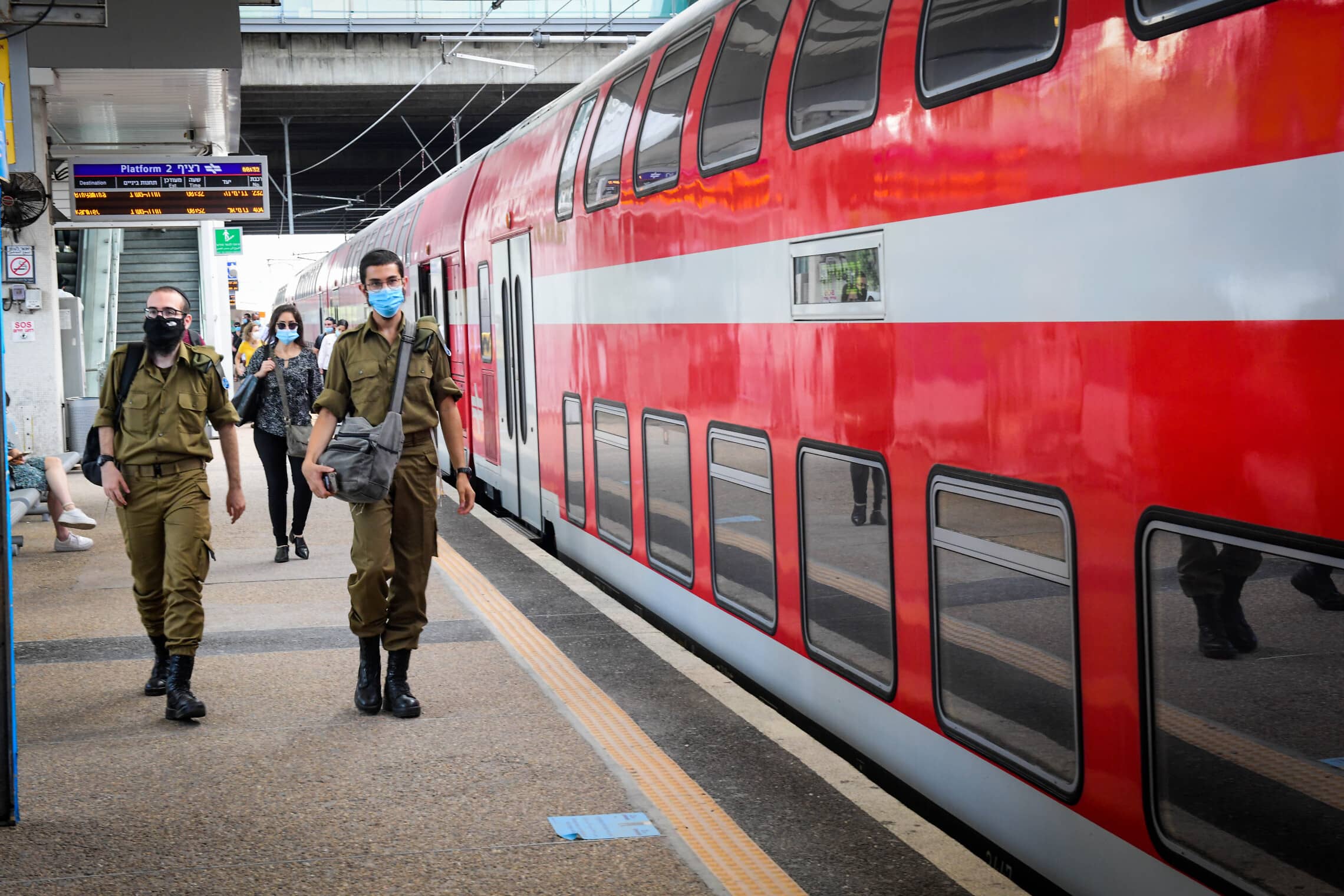חיילים בתחנת רכבת סבידור מרכז בתל אביב. אילוסטרציה (צילום: אבשלום ששוני/פלאש90)